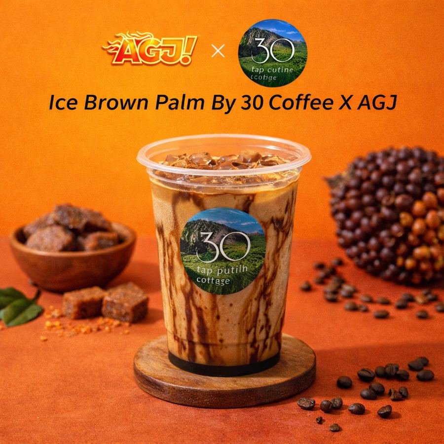 Foto es kopi susu gula aren topped with premium Coffee, strong coffee for your working mood