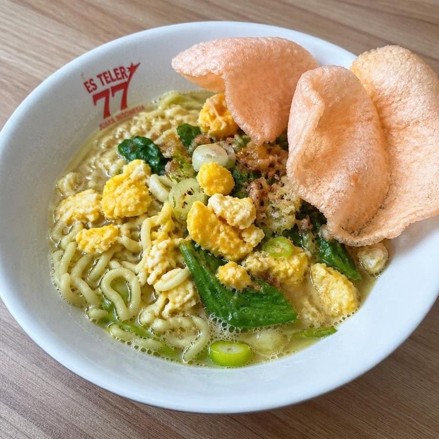 Foto Mie Rebus Es Teler 77 dengan telur orak-arik dan kuah hangat