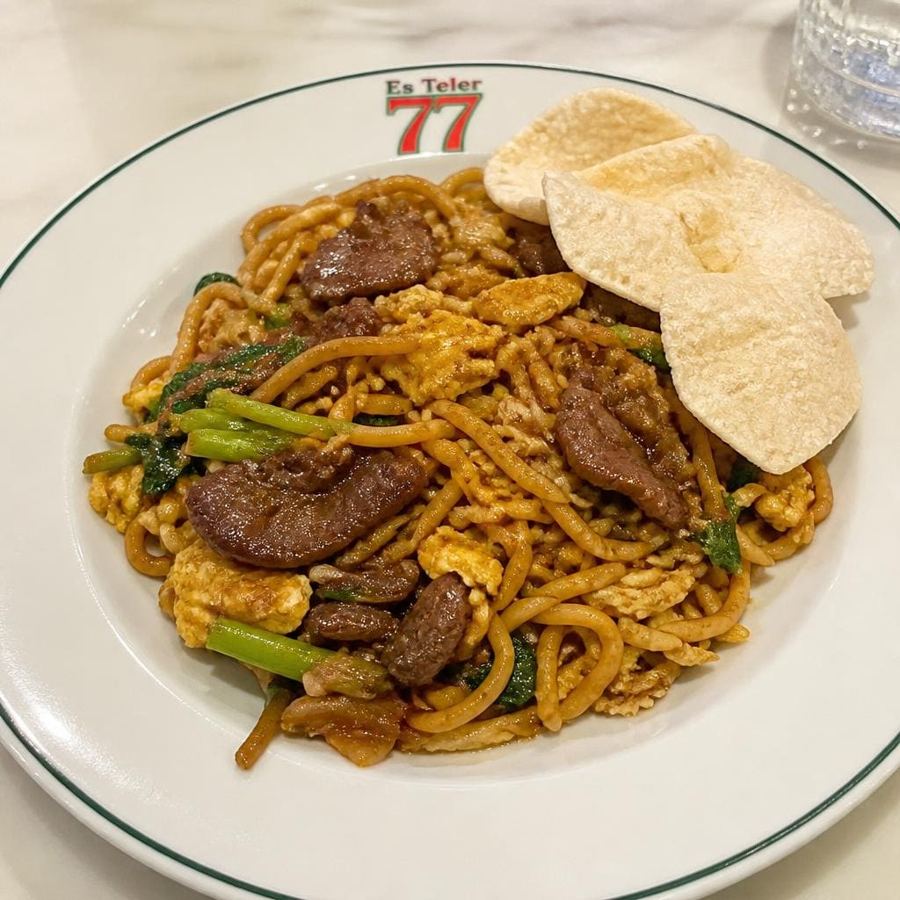 Foto Mie Goreng Daging Es Teler 77 dengan daging sapi dan telur orak-arik