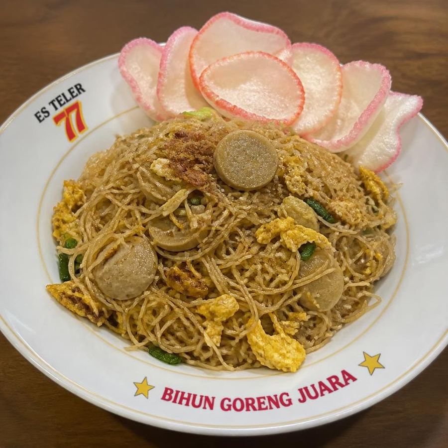Foto Bihun Goreng Juara Es Teler 77 dengan telur orak-arik dan bakso