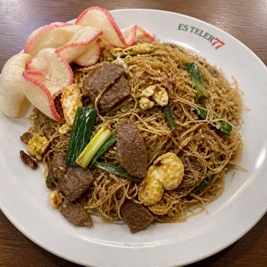 Foto Bihun Goreng Daging Es Teler 77 dengan daging sapi dan telur orak-arik