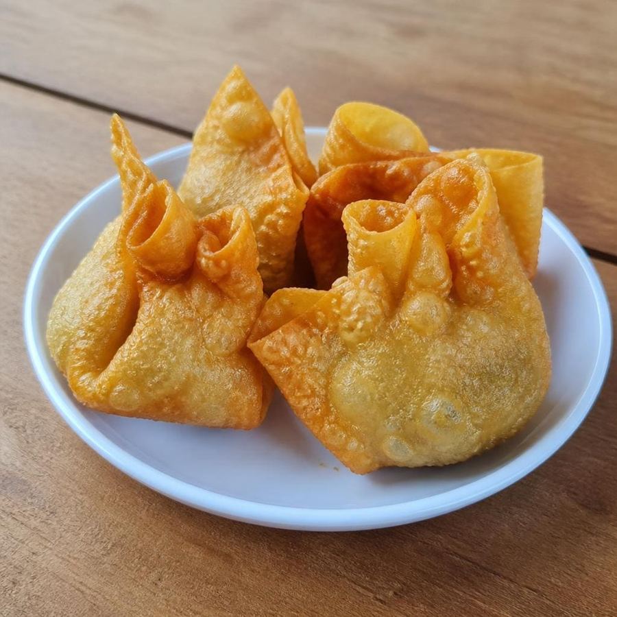 Foto Pangsit Goreng Es Teler 77 isi ayam dengan tekstur renyah