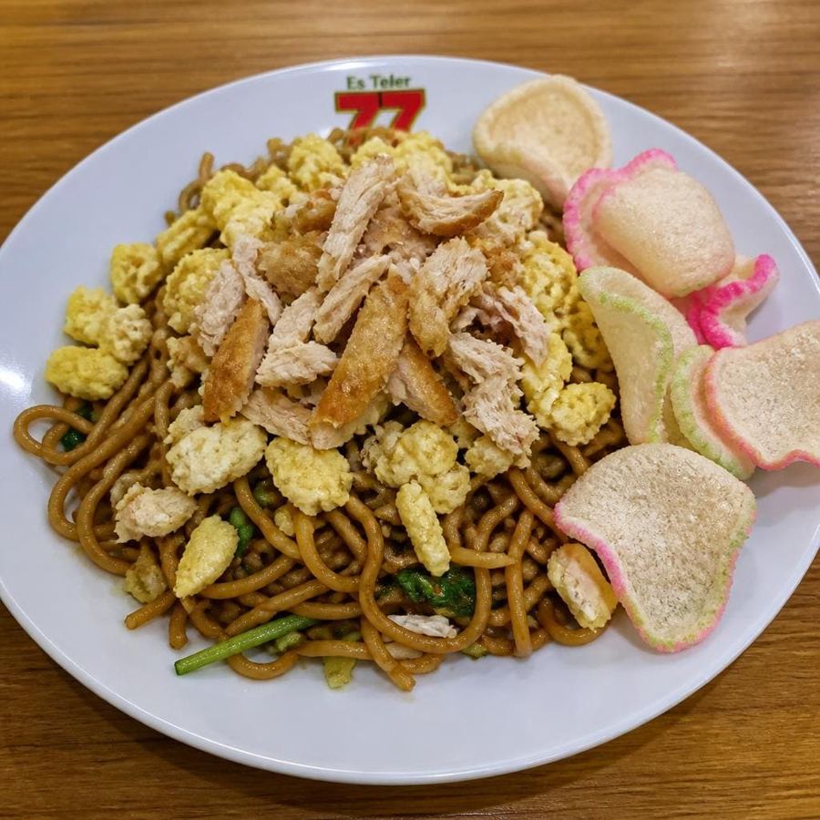 Foto Mie Goreng 77 Es Teler 77 dengan ayam goreng dan telur orak-arik