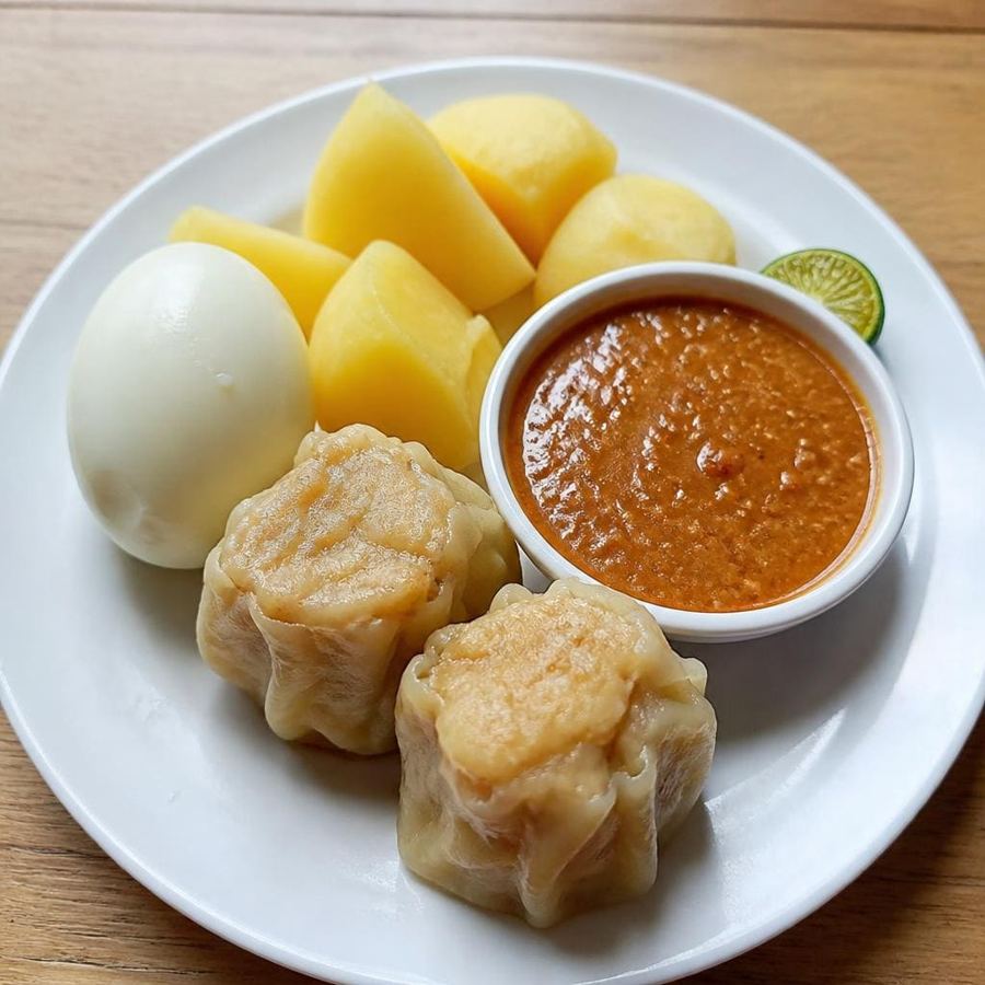 Foto Siomay Komplit Es Teler 77 dengan telur kentang dan bumbu pelengkap