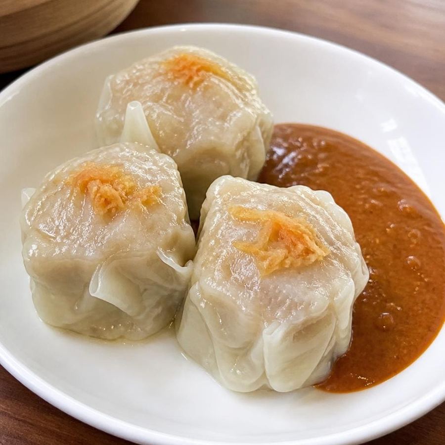 Foto Siomay Es Teler 77 kukus dari daging ikan dengan bumbu pelengkap