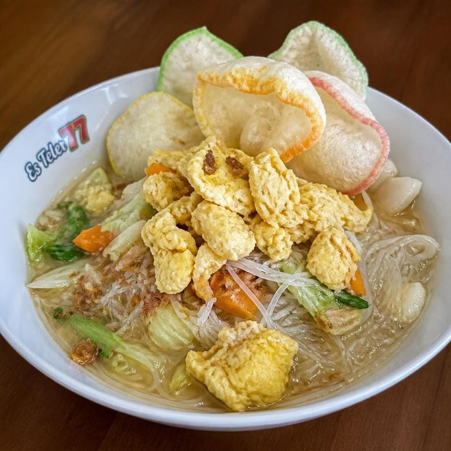 Foto Bihun Rebus Es Teler 77 dengan telur orak-arik dan kuah hangat