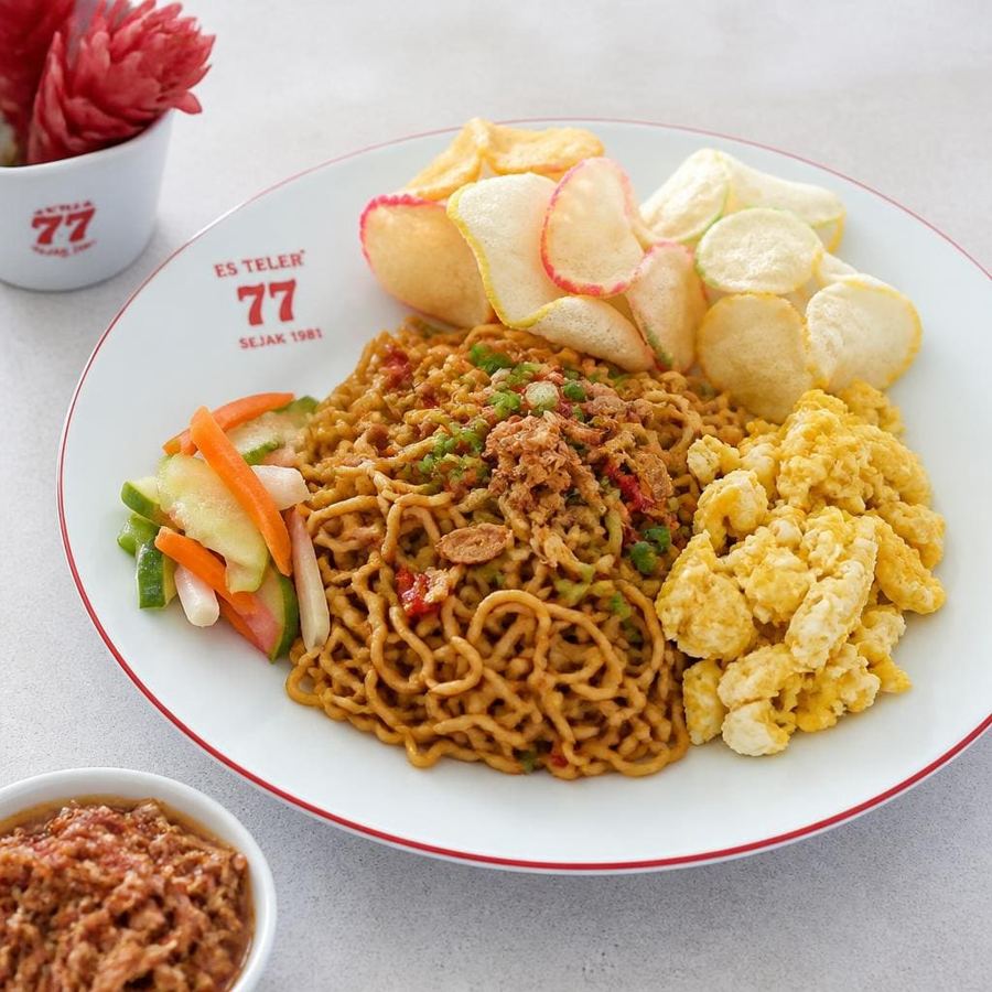 Foto Mie Goreng Kecombrang Es Teler 77 dengan telur orak-arik dan acar