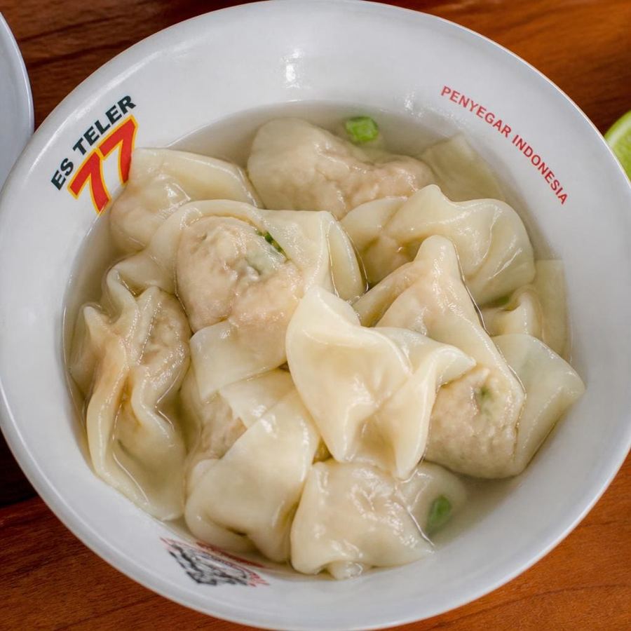 Foto Pangsit Rebus Es Teler 77 isi ayam dengan kuah hangat