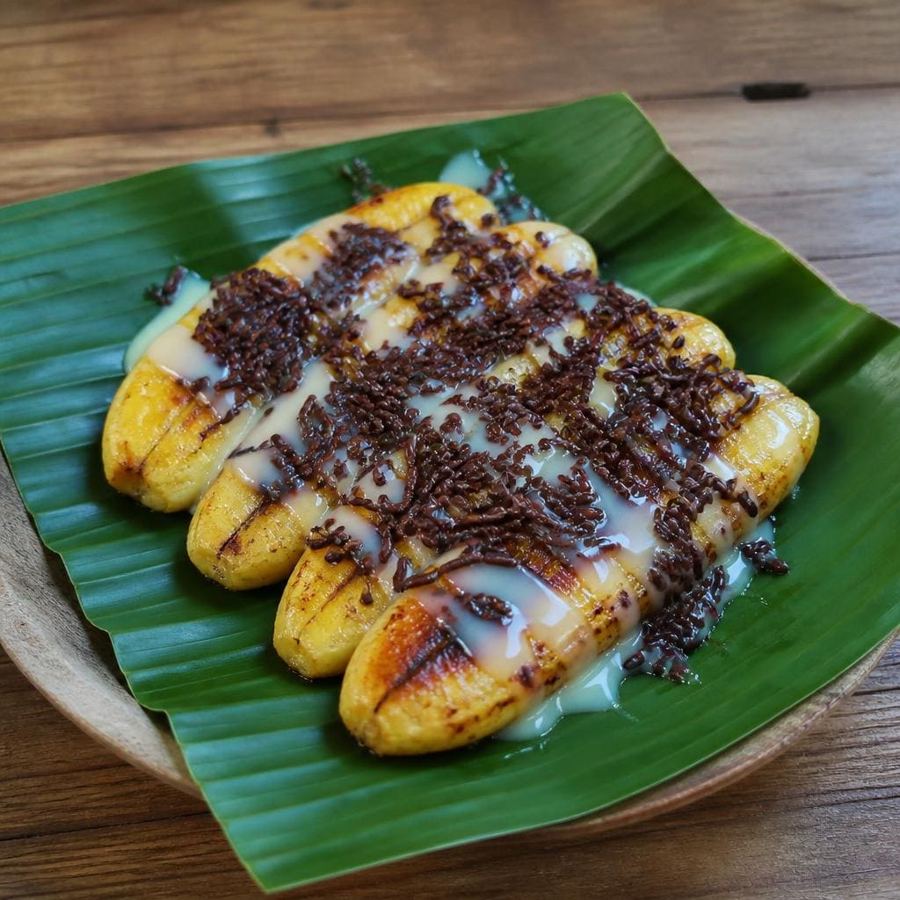 Foto Pisang Bakar Cokelat Es Teler 77 dengan susu kental manis dan cokelat