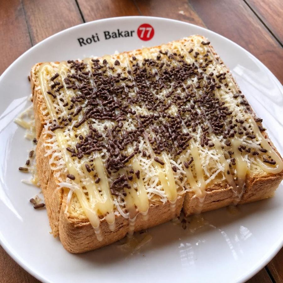 Foto Roti Bakar 77 Es Teler 77 dengan susu kental manis dan keju parut