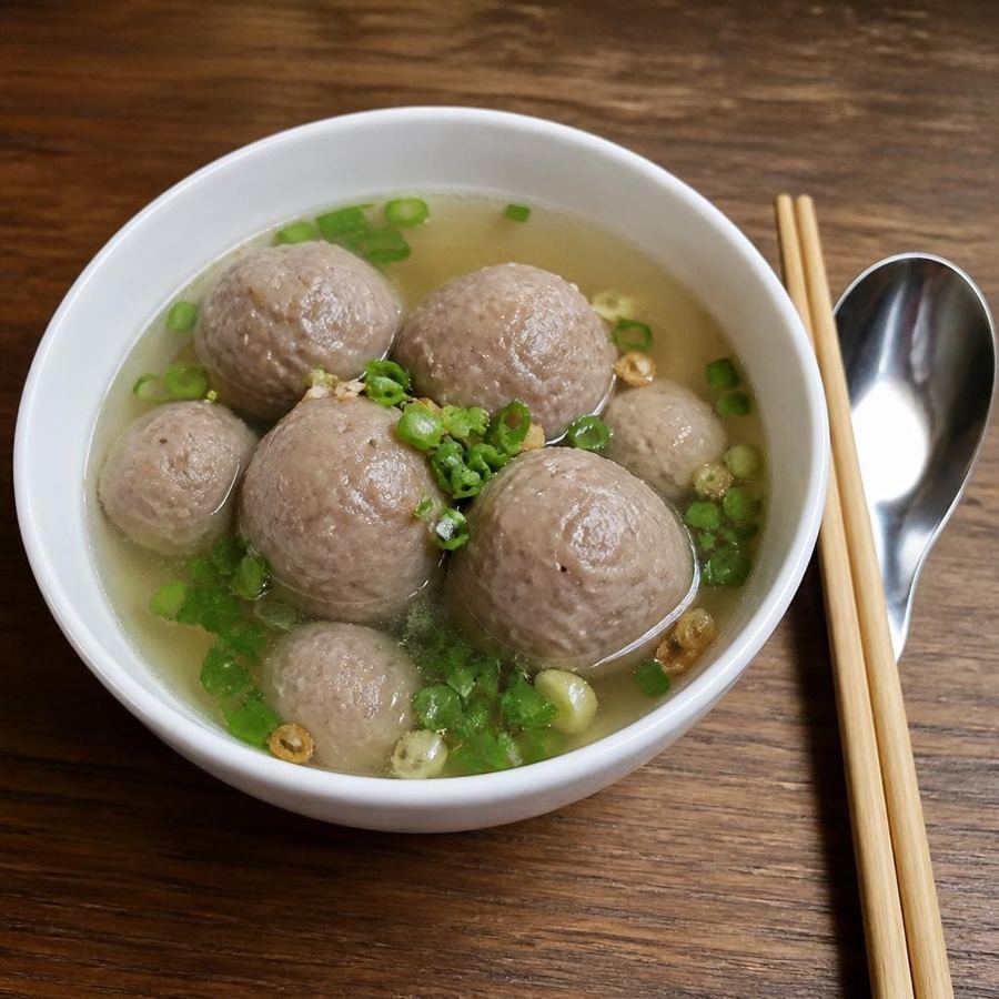 Foto Bakso Kuah Es Teler 77 dengan sayur sawi dan kuah hangat