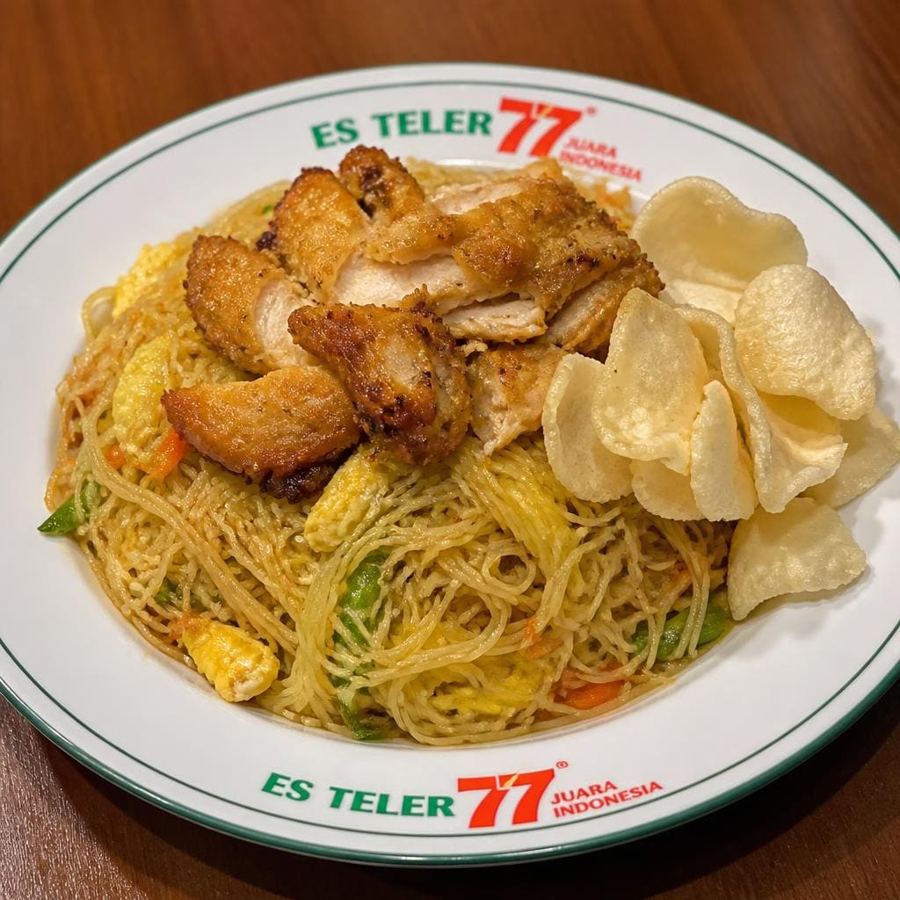 Foto Bihun Goreng 77 Es Teler 77 dengan ayam goreng dan telur orak-arik