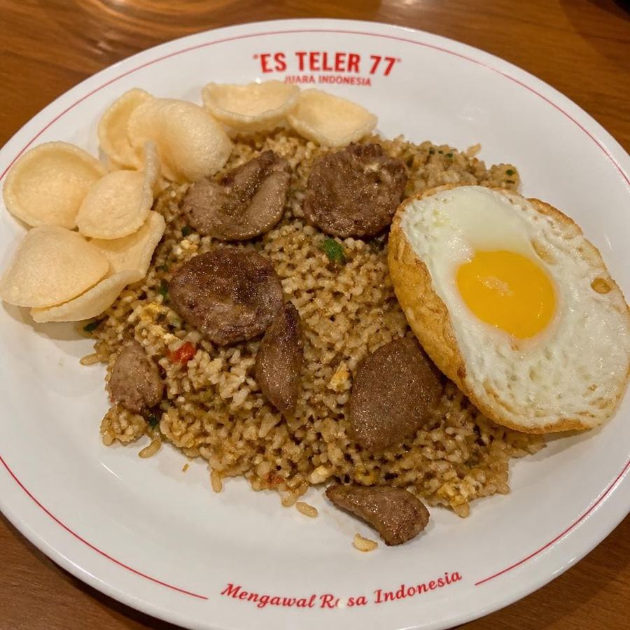 Foto Nasi Goreng Daging Es Teler 77 dengan irisan daging dan telur