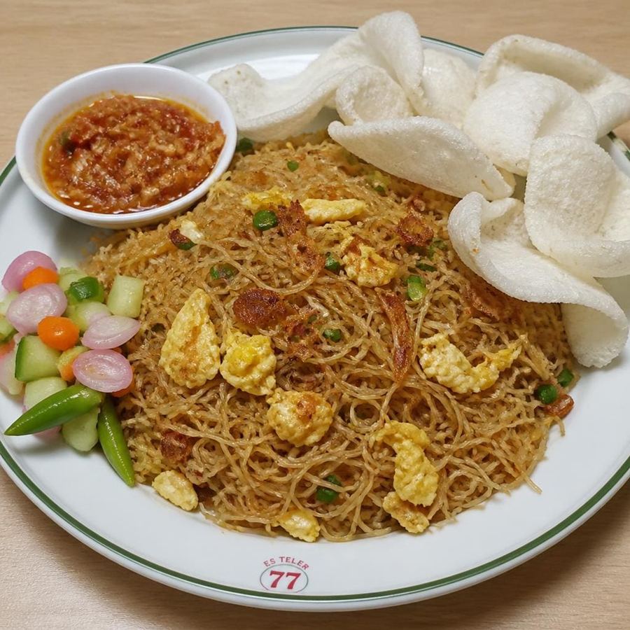 Foto Bihun Goreng Kecombrang Es Teler 77 dengan telur orak-arik dan acar