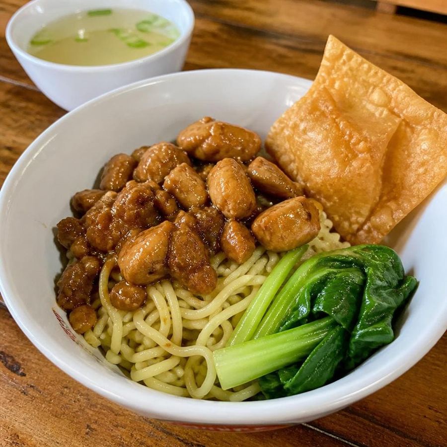 Foto Mie Ayam Pangsit Goreng Es Teler 77 dengan pangsit goreng